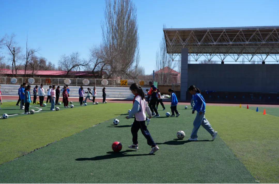 推动校园足球“长足”发展,打造青少年成长摇篮的简单介绍 推动校园足球“长足”发展,打造青少年成长摇篮的简单介绍