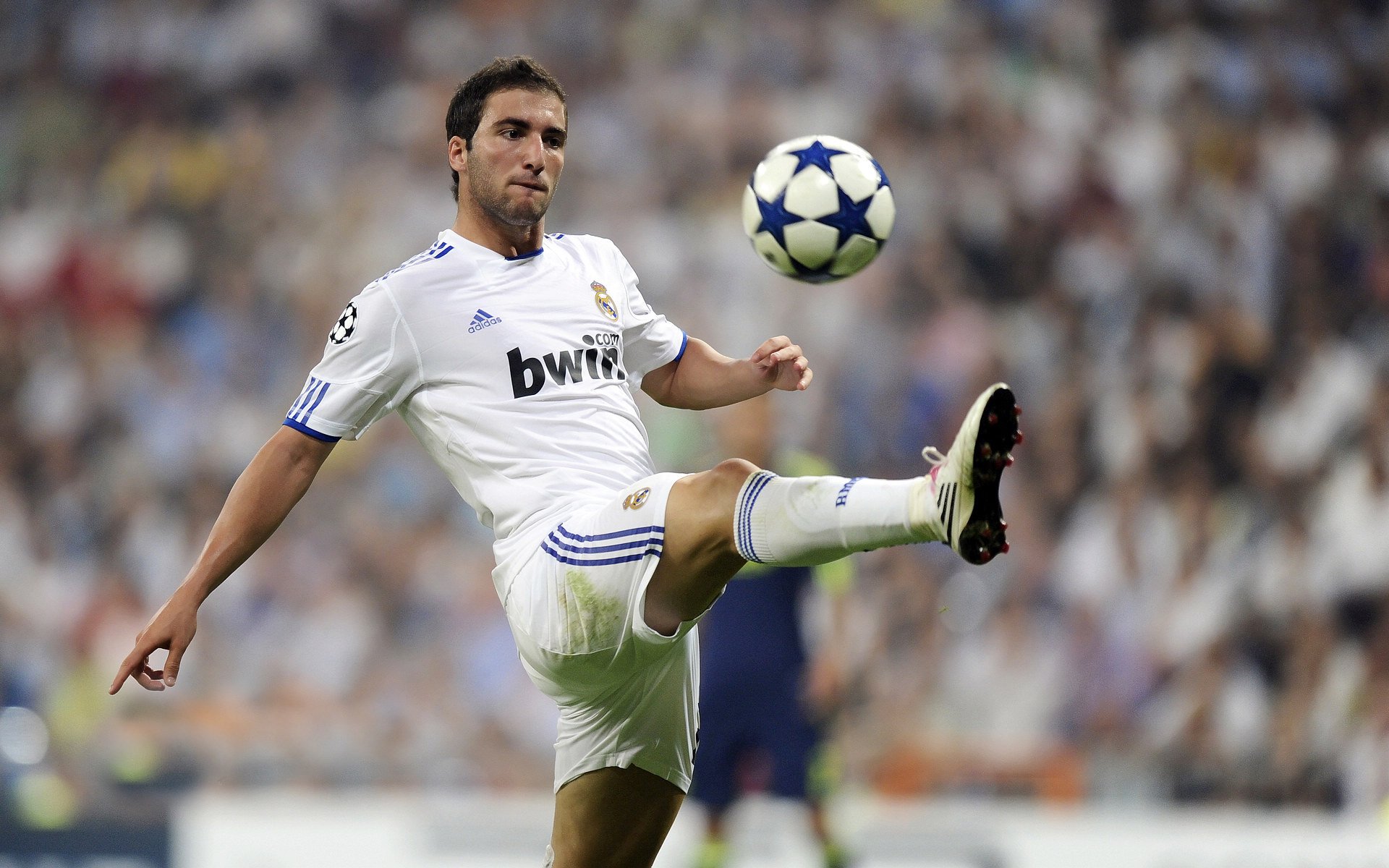 爱游戏-欧冠决赛，历史上最精彩的瞬间盘点，欧冠决赛经典